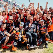 Red Bull KTM Factory Racing sorgte für Aufsehen, denn Brad Binder und Jack Miller kämpften an der Spitze des Feldes um den Sprintsieg und Binder fuhr spektakulär seinen zweiten Sieg in diesem Jahr ein, während Miller den dritten Platz belegte.